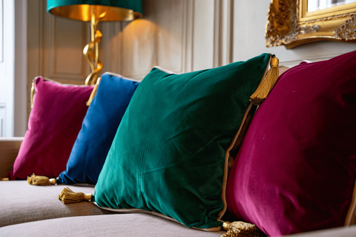 Cojines de colores vibrantes sobre un sofá moderno